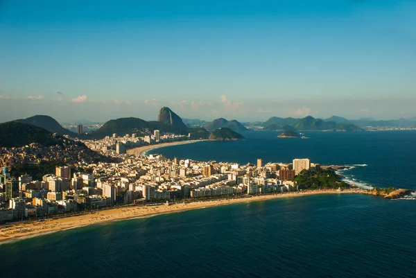 Vista aérea de edifícios em frente à praia com uma cordilheira ao fundo, Praia de Ipanema, Rio de Janeiro, Brasil — Fotografia de Stock