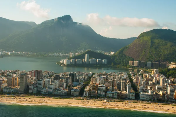 Vista aérea de edifícios em frente à praia com uma cordilheira ao fundo, Praia de Ipanema, Rio de Janeiro, Brasil — Fotografia de Stock