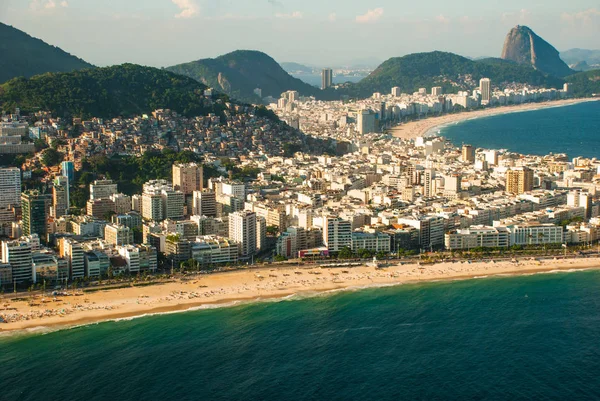 Légi kilátás a híres Copacabana Beach és Ipanema strand Rio de Janeiro, Brazília — Stock Fotó