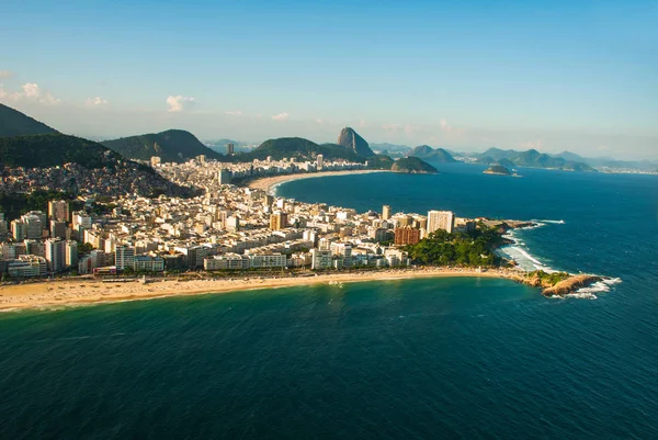 Légi kilátás a híres Copacabana Beach és Ipanema strand Rio de Janeiro, Brazília — Stock Fotó