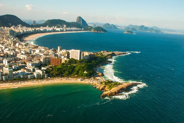 공중에서 본 유명 한 코파 카바나 해변과 브라질 리우데자네이루의 이 파 네마 해변 — 스톡 사진