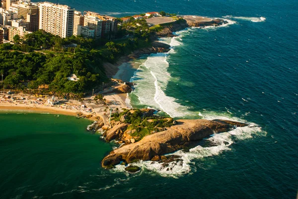 Flygfoto över berömda Copacabana Beach och Ipanema stranden i Rio de Janeiro, Brasilien — Stockfoto