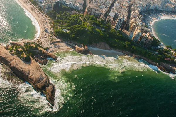 Vista aérea da famosa praia de Copacabana e Ipanema, no Rio de Janeiro, Brasil — Fotografia de Stock