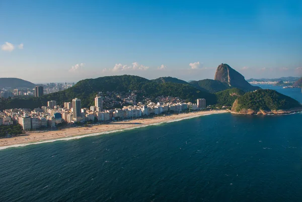 A légi felvétel a világhírű Copacabana strandján fekszik Rio de Janeiro, Brazília — Stock Fotó