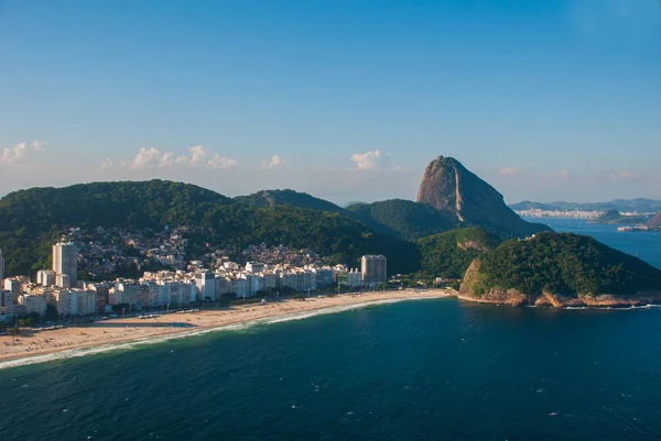 Bela vista da praia de Leme e Copacabana em um dia ensolarado com boas ondas pequenas. Rio de Janeiro, Brasil — Fotografia de Stock