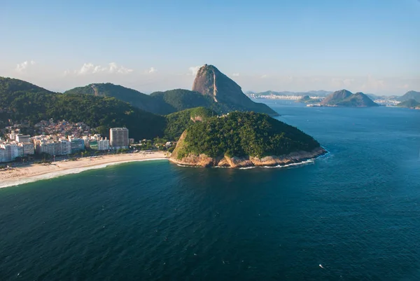 Gyönyörű kilátással a Leme és a Copacabana strand egy napsütéses napon, jó kis hullámok. Rio de Janeiro, Brazília — Stock Fotó