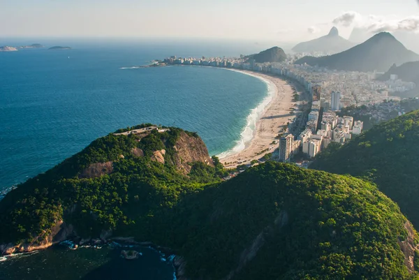 Rio de Janeiro, Brezilya ünlü Copacabana plaj havadan görünümü