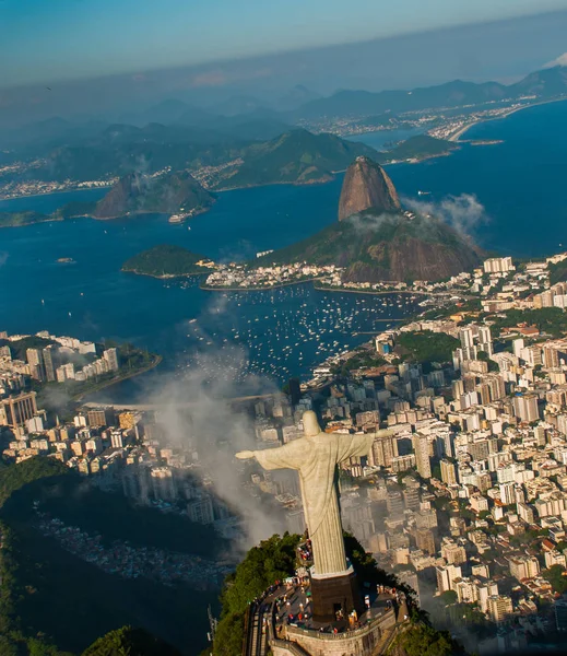 Rio de Janeiro, Brazílie: letecký pohled na Rio de Janeiro s Kristem Redeemerem a s horou Corcovado — Stock fotografie