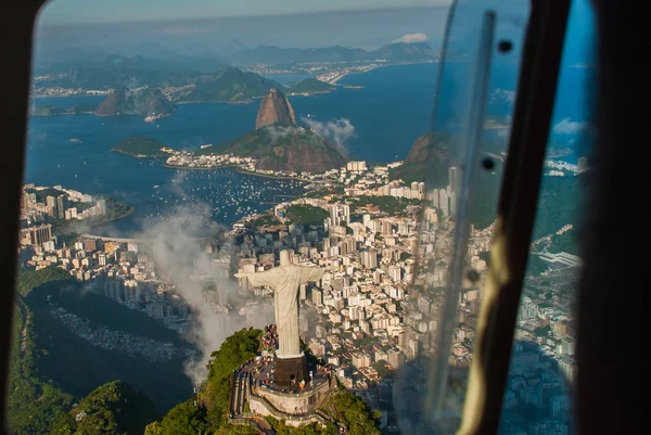 रिओ डी जॅनेरो, ब्राझील: ख्रिस्त रीव्हर आणि कोरोवॅडो माउंटनसह रिओ डी जॅनेरोचे हवाई दृश्य — स्टॉक फोटो, इमेज