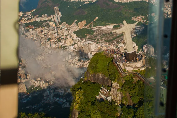 Statua del Cristo Redentore sulla cima di un monte, Rio De Janeiro, Brasile — Foto Stock