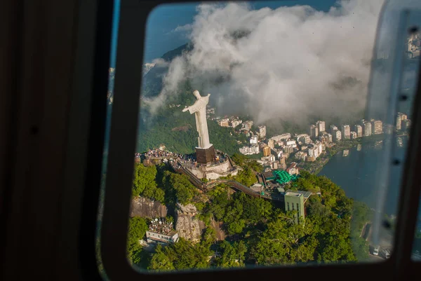 Christ the Redeemer statue on the top of a mountain, Rio De Janeiro, Brazil — Stock Photo, Image