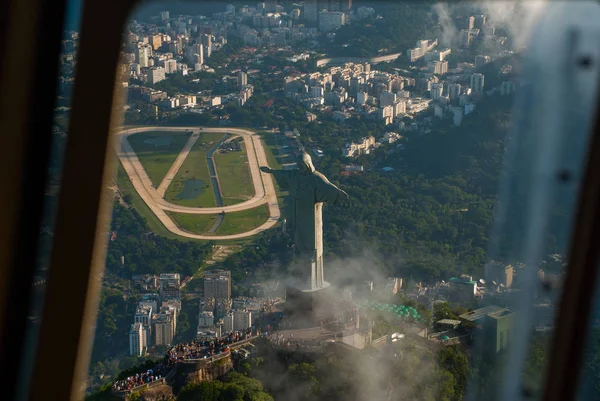 Cristo Redentor estátua no topo de uma montanha, Rio De Janeiro, Brasil — Fotografia de Stock