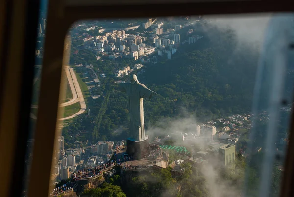 Statua del Cristo Redentore sulla cima di un monte, Rio De Janeiro, Brasile — Foto Stock