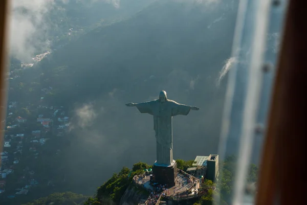 Sochu Krista Spasitele na vrcholu hory, rio de janeiro, Brazílie — Stock fotografie