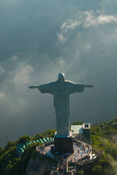 Estatua de Cristo Redentor en la cima de una montaña, Río de Janeiro, Brasil — Foto de Stock