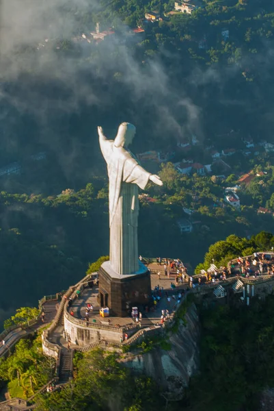 Statuę Chrystusa Zbawiciela na szczycie góry, rio de janeiro, Brazylia — Zdjęcie stockowe