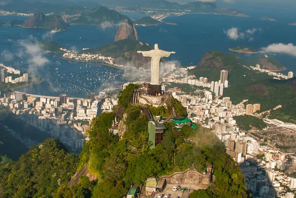 Statua del Cristo Redentore sulla cima di un monte, Rio De Janeiro, Brasile — Foto Stock