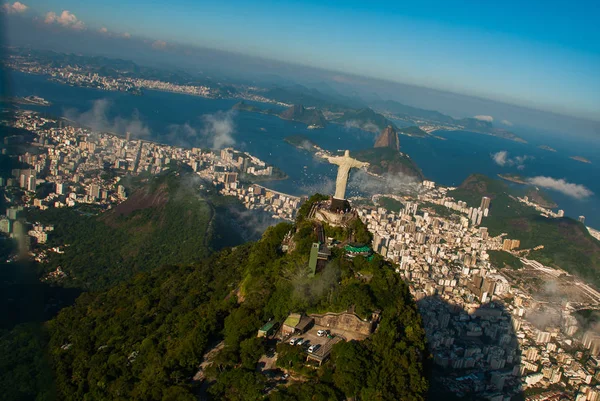 ブラジル、リオデジャネイロ:キリストの贖い主とコルコバド山とリオデジャネイロの航空写真 — ストック写真