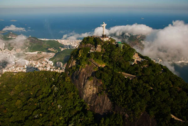 Rio de Janeiro, Brezilya. Christ Redeemer ile Rio de Janeiro havadan görünümü — Stok fotoğraf