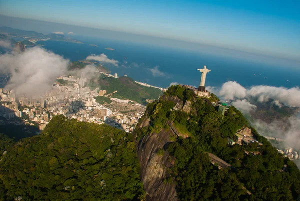 Rio de Janeiro v Brazílii. Letecký pohled na Rio de Janeiro s Kristem Redeemerem — Stock fotografie