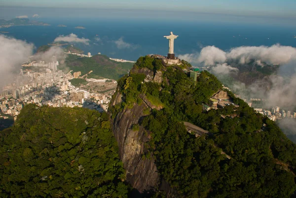 ブラジル、リオデジャネイロ。キリスト贖い主とリオデジャネイロの航空写真 — ストック写真