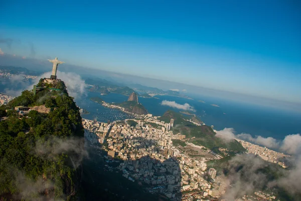 Rio de Janeiro, Brasilien: Luftaufnahme des Rio de Janeiro mit Christus-Erlöser und Corcovado-Berg — Stockfoto