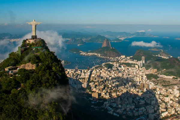 Rio de Janeiro, Brazílie: letecký pohled na Rio de Janeiro s Kristem Redeemerem a s horou Corcovado — Stock fotografie