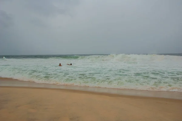 Rio de Janeiro: der berühmteste Strand, Copacabana-Strand bei trübem Wetter. Brasilien — Stockfoto