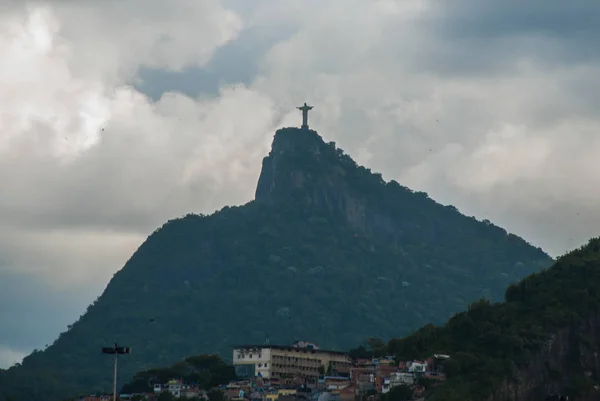 Cristo Redentor estátua no topo de uma montanha, Rio De Janeiro, Brasil — Fotografia de Stock