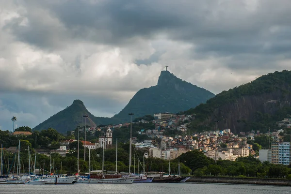 Cristo Redentor estátua no topo de uma montanha, Rio De Janeiro, Brasil — Fotografia de Stock