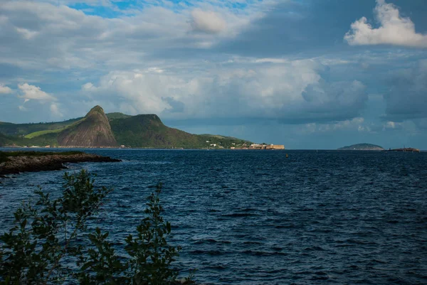 Río de Janeiro, Brasil: Hermoso paisaje con vistas al mar y a la montaña — Foto de Stock