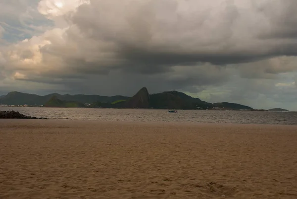 Rio de Janeiro, Brasil: Bela paisagem com vista para a praia do Flamengo em clima nublado . — Fotografia de Stock