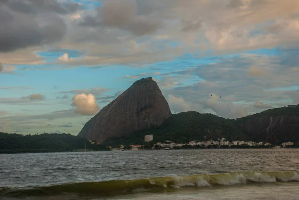 Rio de Janeiro, Brasile: Bellissimo paesaggio con vista sulla spiaggia di Flamengo con tempo nuvoloso . — Foto Stock