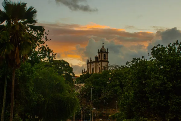 Rio de Janeiro, Brasil: Bela paisagem com vista para a Igreja Católica ao pôr do sol — Fotografia de Stock