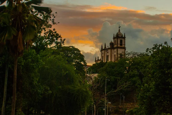 Rio de Janeiro, Brasil: Bela paisagem com vista para a Igreja Católica ao pôr do sol — Fotografia de Stock