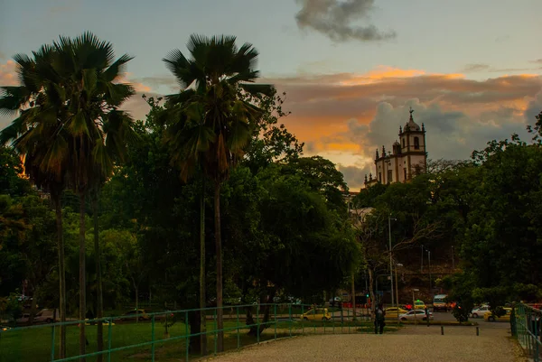 ブラジル、リオデジャネイロ:日没時にカトリック教会を見下ろす美しい風景 — ストック写真