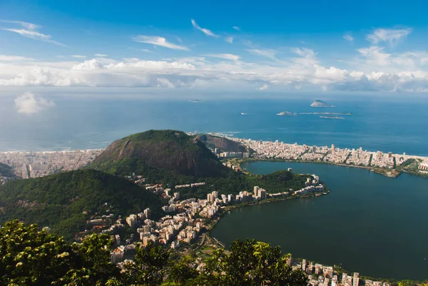 Rio de Janeiro, Brazílie: krásná krajina s výhledem na město a hory za slunečného počasí s horou Corcovado — Stock fotografie