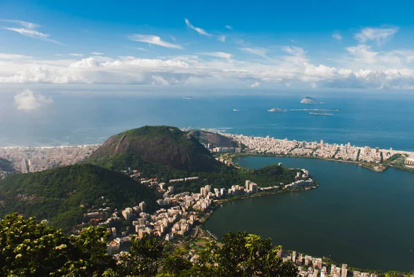 Rio de Janeiro, Brasile: Bellissimo paesaggio con vista sulla città e sulle montagne nel tempo soleggiato con la montagna del Corcovado — Foto Stock