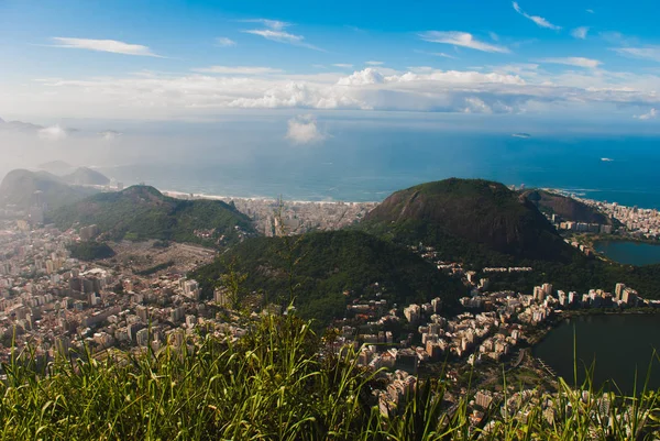 Panorama van Rio de Janeiro gezien vanaf de berg Corcovado in Rio de Janeiro, Brazilië — Stockfoto