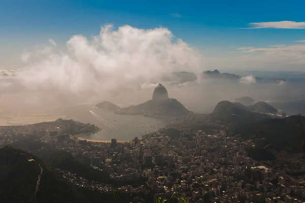 Rio de janeiro, Brazílie. suggar bochník a botafogo beach z corcovado — Stock fotografie