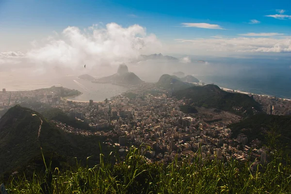 Rio de Janeiro, Brasil. Pão de Açúcar e Praia do Botafogo vista do Corcovado — Fotografia de Stock