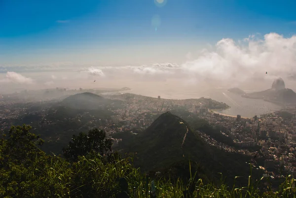 Río de Janeiro, Brasil. Suggar Loaf y Botafogo playa vista desde Corcovado — Foto de Stock