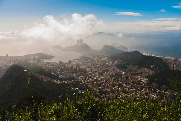 Río de Janeiro, Brasil. Suggar Loaf y Botafogo playa vista desde Corcovado — Foto de Stock