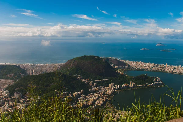 브라질 리우데자네이루: 코르코바도 산과 함께 화창한 날씨에 도시와 산의 전경을 조망할 수 있는 아름다운 풍경 — 스톡 사진