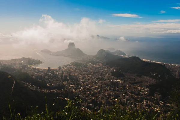 Rio de janeiro, Brazílie. suggar bochník a botafogo beach z corcovado — Stock fotografie