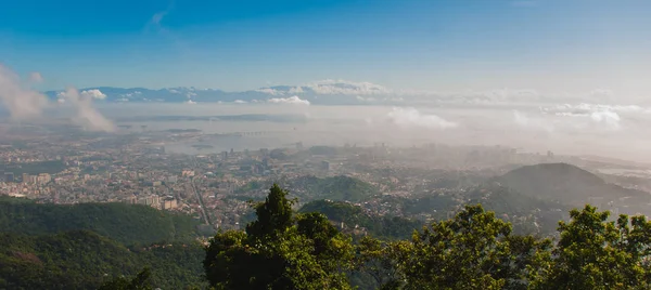 Panorama över Rio de Janeiro sett från Corcovado Mountain i Rio de Janeiro, Brasilien — Stockfoto