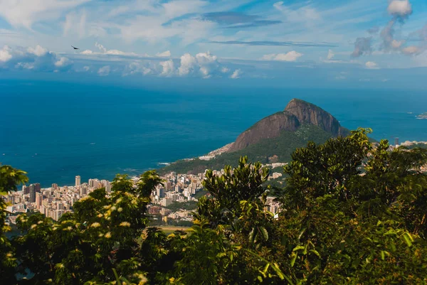 Panorama de Río de Janeiro visto desde la montaña Corcovado en Río de Janeiro, Brasil — Foto de Stock