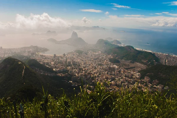 Río de Janeiro, Brasil. Suggar Loaf y Botafogo playa vista desde Corcovado — Foto de Stock