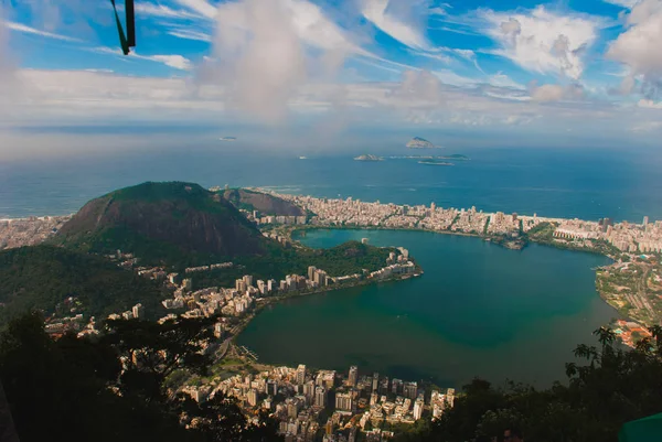 Panorama do Rio de Janeiro visto da montanha do Corcovado no Rio de Janeiro, Brasil — Fotografia de Stock