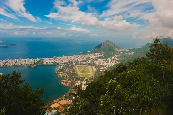 Panorama Rio de Janeiru viděn z pohoří Corcovado v Rio de Janeiro v Brazílii — Stock fotografie